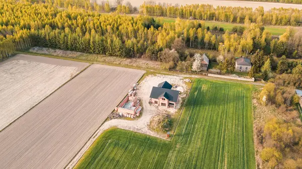 Yeşilliklerle çevrili ev inşa süreci