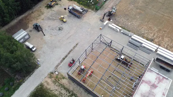 İnşaat alanının güneş doğarken insansız hava aracı görüntüsü