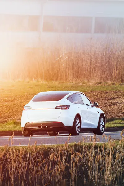 Elektrikli araç otoyolda modern tasarım gösteriyor