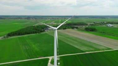 Bahar arkaplanında bulutlar olan rüzgar jeneratörü