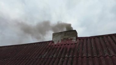 Ev bacasından yoğun duman geliyor.
