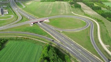 Araçlarla çok şeritli otoyol üzerinde köprü