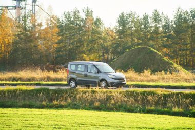 Taşıma aracı kırsal yolda.