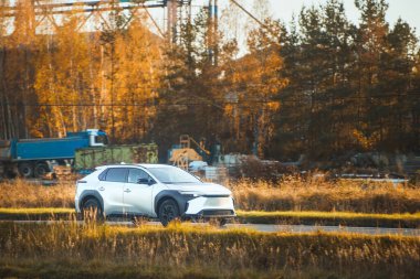 Beyaz kentsel araba sürüşünün yan görüntüsü