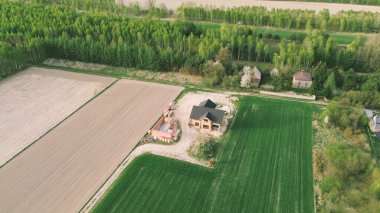 Modern ev şantiyesine sahip tarım arazisi