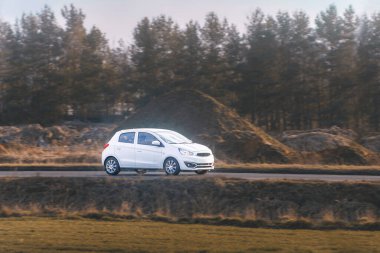 Fütüristik tasarımı olan kentsel elektrikli araba.