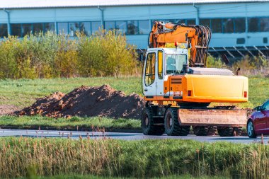 Sarı buldozer endüstriyel düz kamyon taşıyordu.