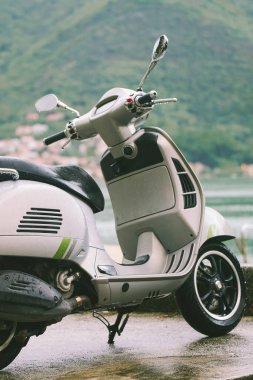Göl kenarındaki yağmurlu gün scooter 'ı.