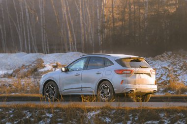 Kış yolu tuzu arabayı kaplıyor.