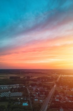 Ufukta yağmur bulutları olan canlı günbatımı gökyüzü