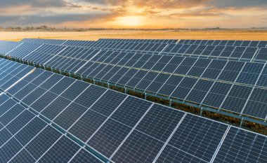 Kırsal çevrede yeşil enerji üreten güneş panelleri