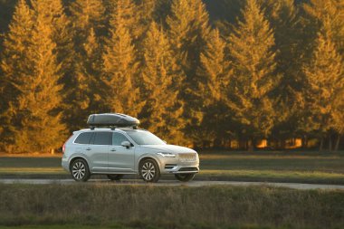 Çatı katı kırsal yolu olan aile cipi