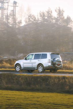 Modern SUV ile açık hava sürüş sahnesi