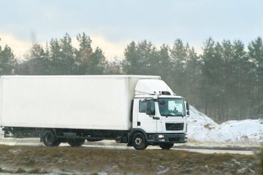 Lojistik aracı otoyolda ilerliyor.