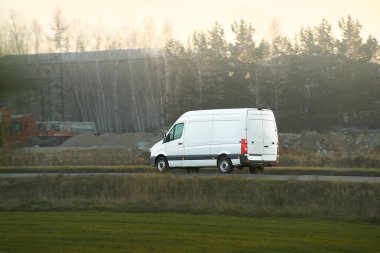 Ormanın yakınına giden ticari teslimat aracı.