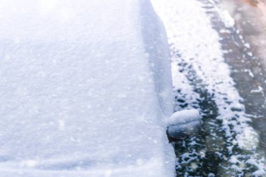 Soğuk mevsimde donmuş araba camlarında buz birikir.