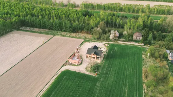 Modern ev şantiyesine sahip tarım arazisi