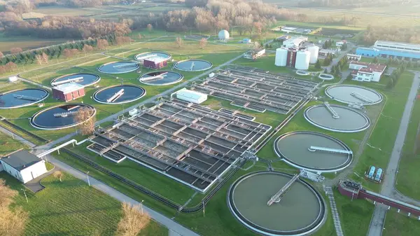 Modern atık su arıtma altyapısının hava görüntüsü