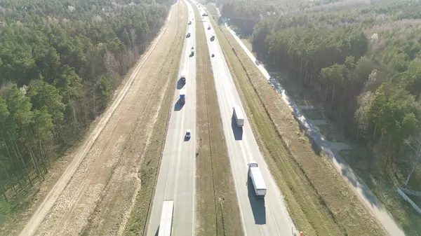 Kırsal yolda ağır yük taşıyan bir tır.