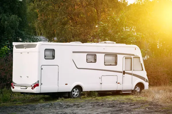 Ormanlık alana park edilmiş eğlence aracı.