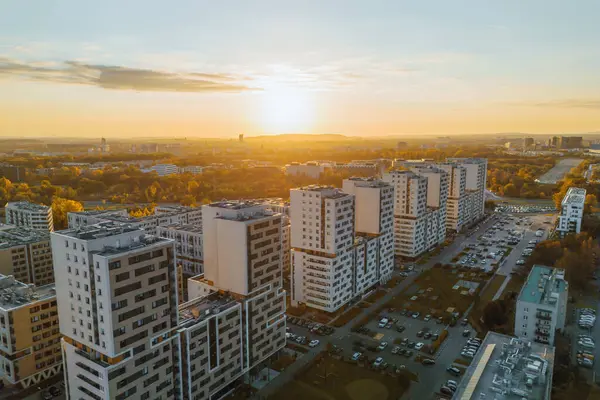 Gün batımında şehir manzaralı yüksek binalar.