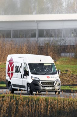 DPD şirket logosuna sahip nakliye kamyonu Polonya, Avrupa 26.05.2025