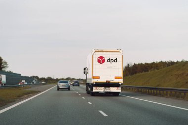DPD logo kamyonu Avrupa 'dan geçiyor Polonya, Avrupa 26.05.2025