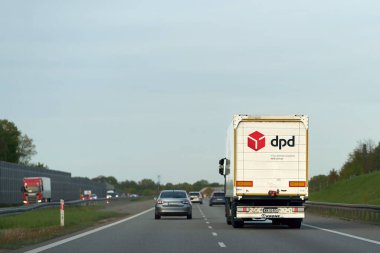 Teslimat kamyonu Polonya, Avrupa 26.05.2025 yolunda ilerliyor.