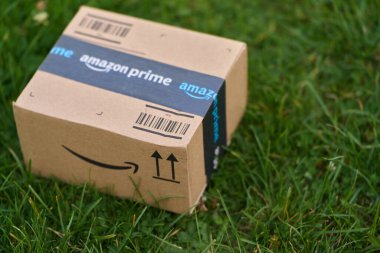 Hızlı Amazon Prime teslimat kutusu çimenler üzerinde 13.09.2024 Avrupa, Polonya.