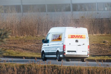 DHL logosu olan sarı teslimat kamyonu 26.05.2025 Çek, Avrupa