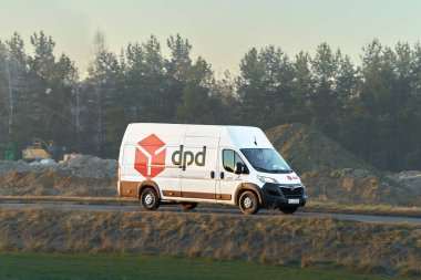 DPD kurye servis minibüsü 29.03.2025 Katowice, Polonya, Avrupa 