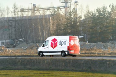 29.03.2025 Katowice, Polonya, Avrupa Büyük beyaz minibüs hareket halinde