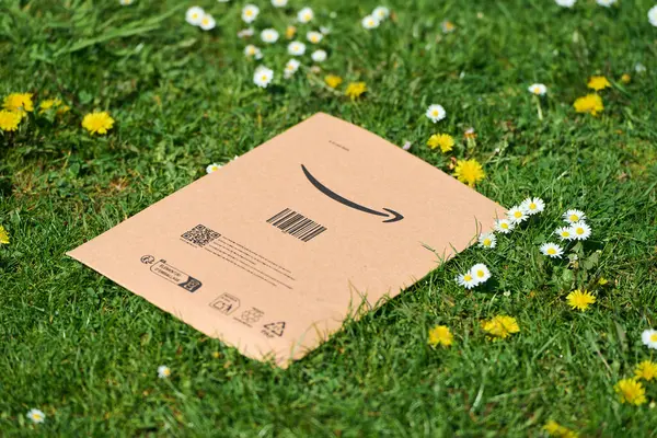 Kahverengi zarf yeşil çimlerin üzerinde 05.05.2025 Polonya Avrupa