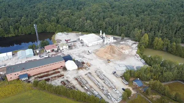 Depolama yığınları Polonya, Avrupa 28.06.2024 olan çimento üretim tesisi