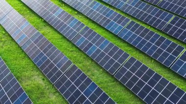 Yeşil çimenli çevre güneş çiftliği