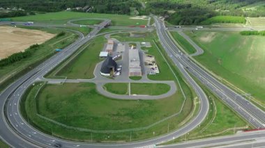 Açık kırsal alanda otoyol döngü çıkışı