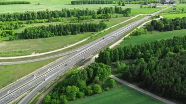 Modern otoban yonca yaprağının drone çekimi