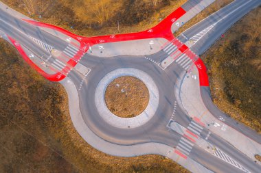 Yol ayrımındaki hızlı hareket eden araçların hava görüntüsü