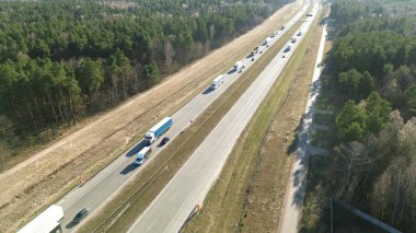 Kırsal yolda ilerleyen beyaz kamyon