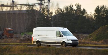 Malları taşıyan ticari araç.