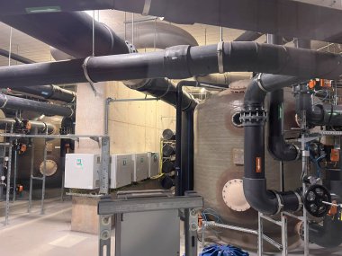 Sanayi tesisindeki plastik boru hattı sistemi