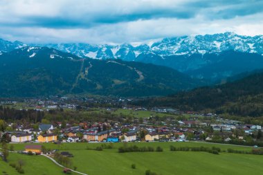 Huzurlu vadi kasabası Mavi gökyüzünün altında