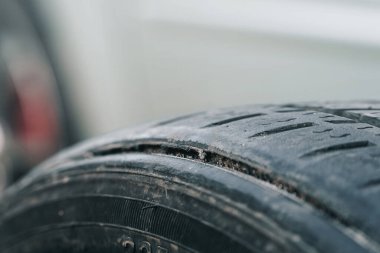 Yüzey çatlakları gösteren eski araba lastiği.