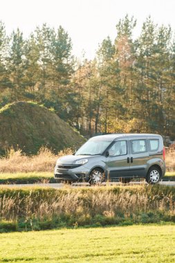 Kamyon kırsal alanda hareket ediyor