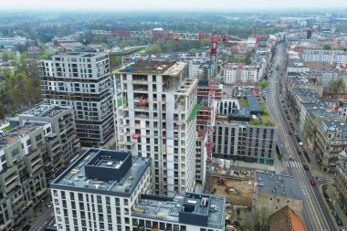 Gökdelen vinç desteğiyle şehirde yükseliyor