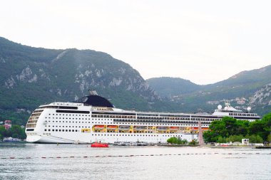 Kotor Körfezi 'nde lüks yolcu gemisi.