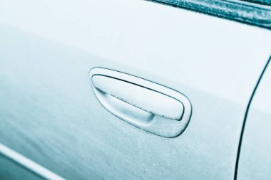 Dondurucu soğukta arabanın kaputunda buz var.