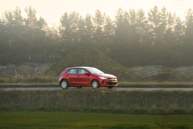 Modern araba kırsal alanda geziniyor.