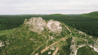 Engebeli tepelerin ve ağaçların drone görüntüsü