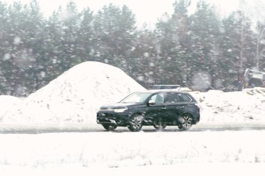 Kış fırtınasında SUV sürücüsü